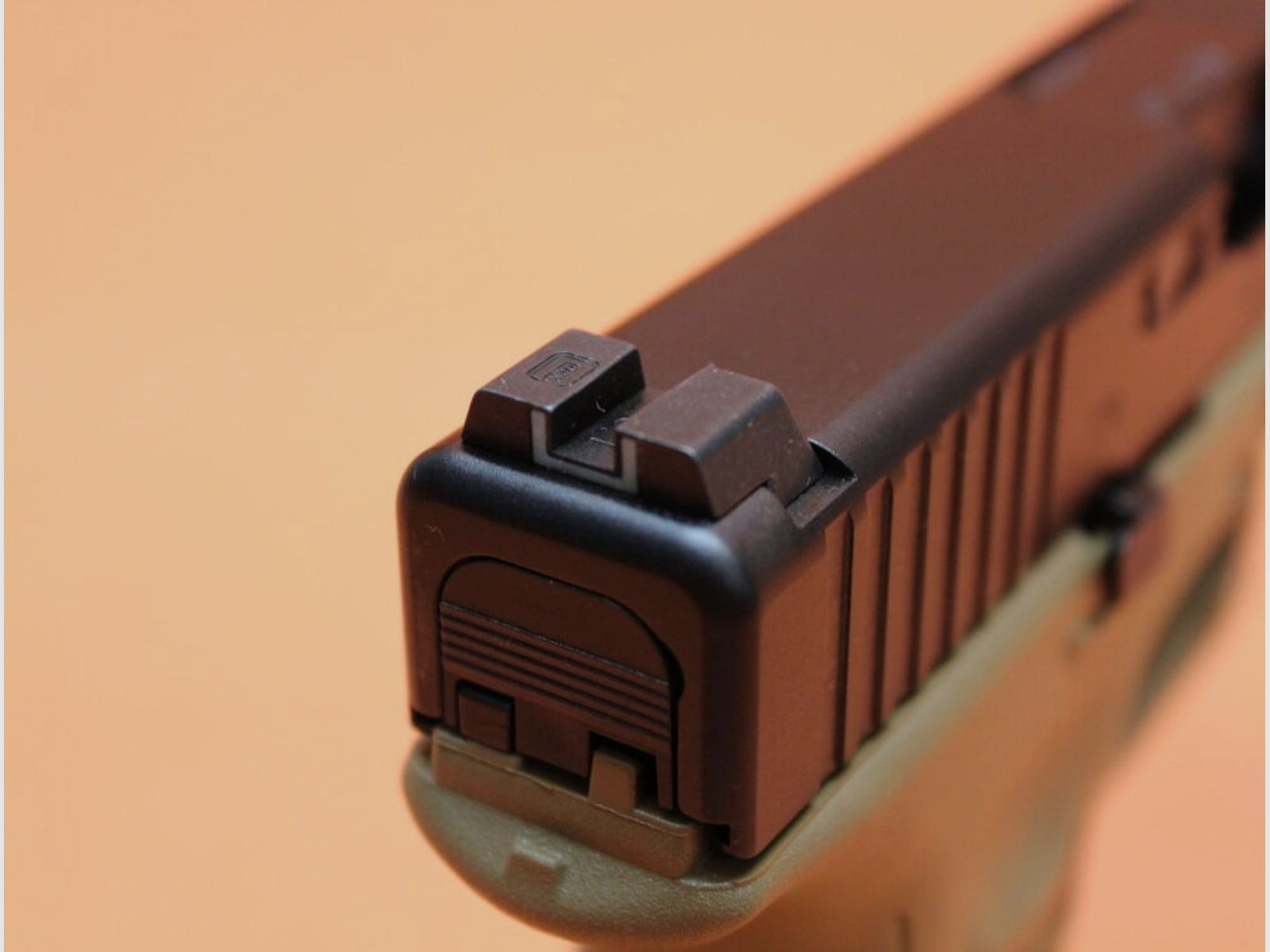Glock	 Ha.Pistole 9mmLuger Glock17 Gen5 FR COYOTE 114mm Lauf/ Front Serrations für Frankreich(9mmPara/9x19)