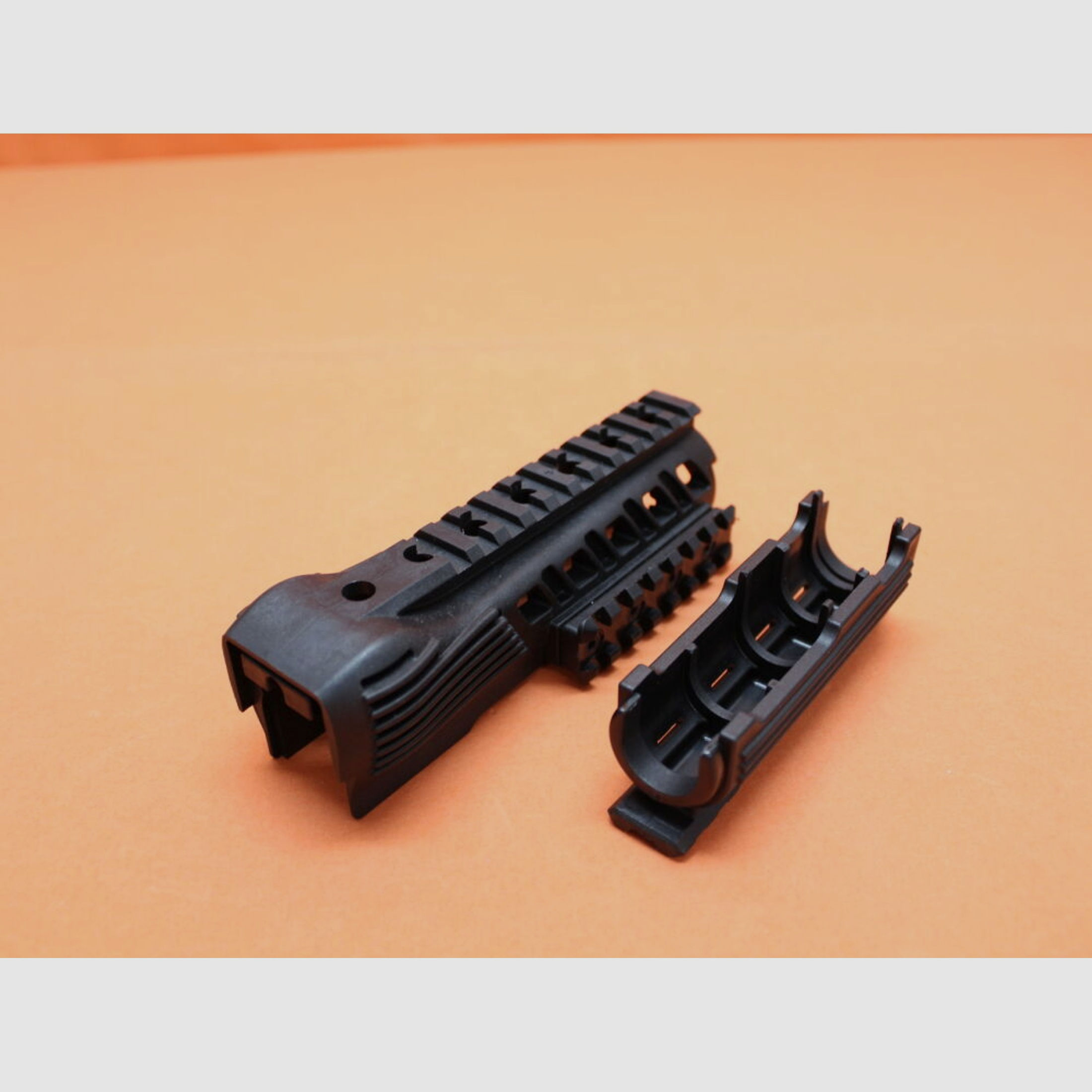 CAA Tactical	 Kalashnikov AKM: 4-Rail-System/-Handschutz CAA (RS47SET)  Polymer schwarz. Geeignet für Systeme Typ Kalashnikov AKM/ AK47/ AK74