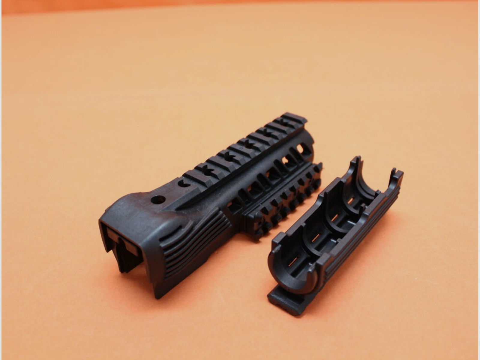 CAA Tactical	 Kalashnikov AKM: 4-Rail-System/-Handschutz CAA (RS47SET)  Polymer schwarz. Geeignet für Systeme Typ Kalashnikov AKM/ AK47/ AK74