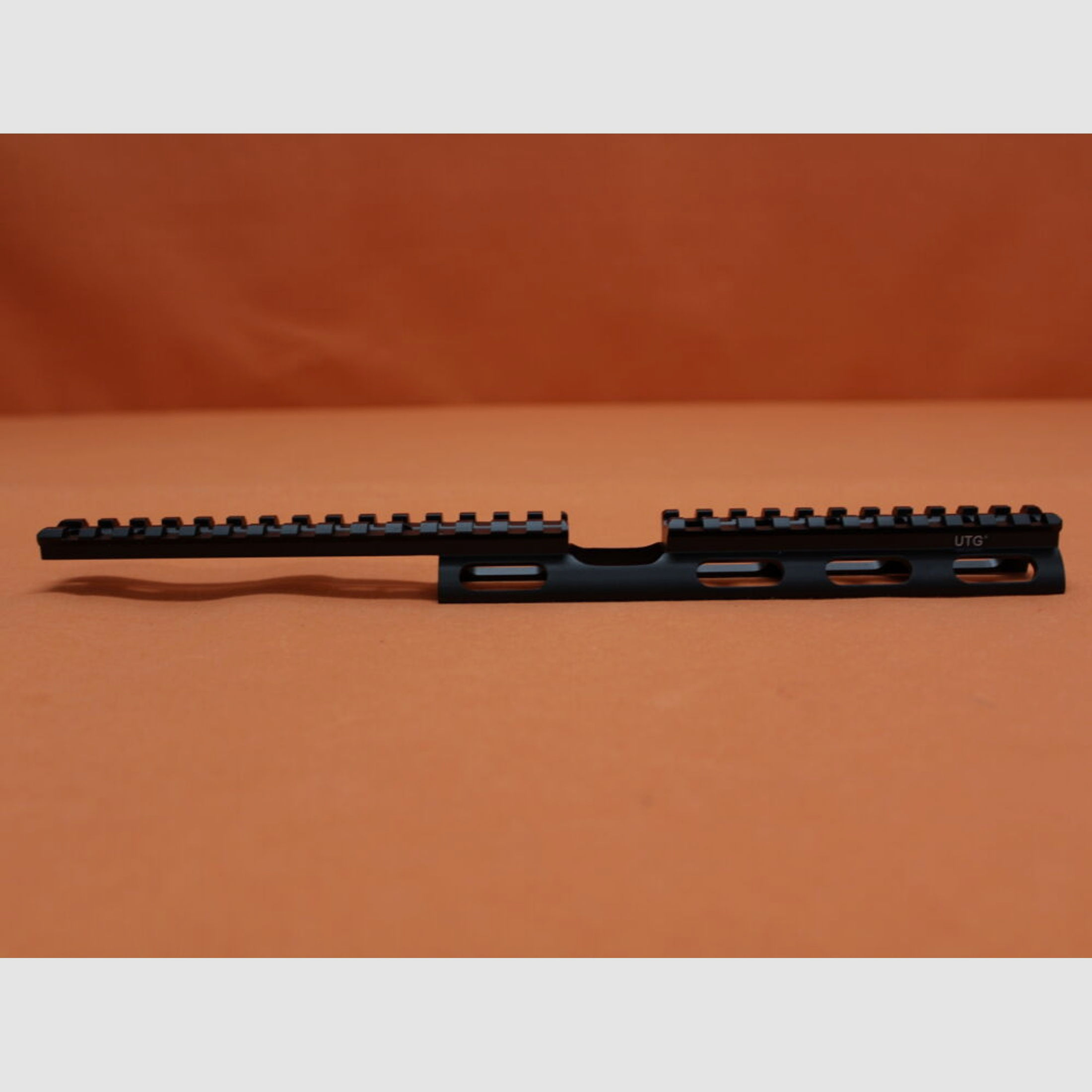 UTG - Leapers	 Ruger 10/22: Tactical Scout Rail UTG (MNT-R22SS26) Alu Black/ Picatinnyprofil-Montageschiene BL=298mm