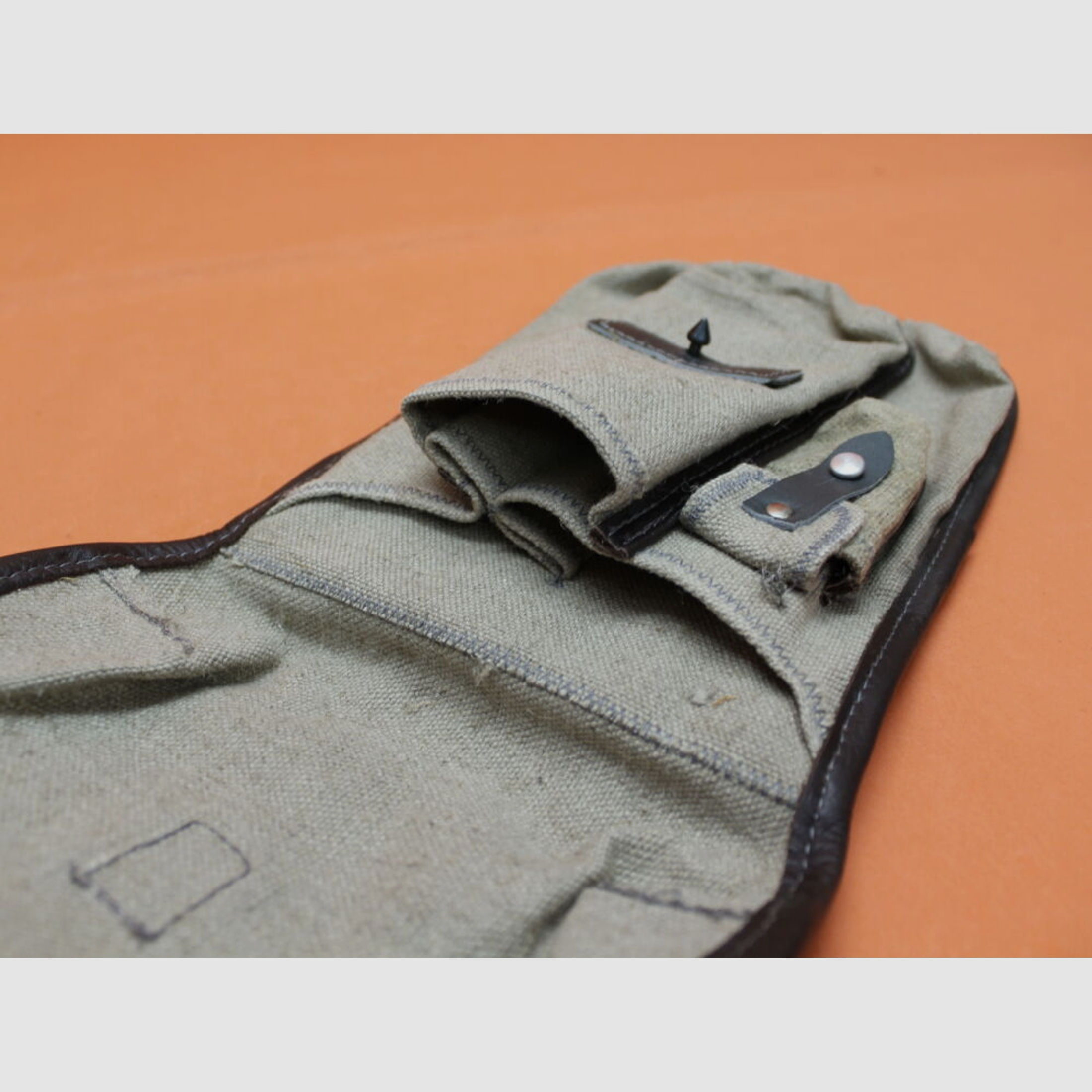NVA SURPLUS	 Kalashnikov AKM: Magazintasche DDR hellbeige für 3 Stück 30-Schuss Magazine (Exportfertigung). (SURPLUS neuwertig/ geringe Lagerspuren)