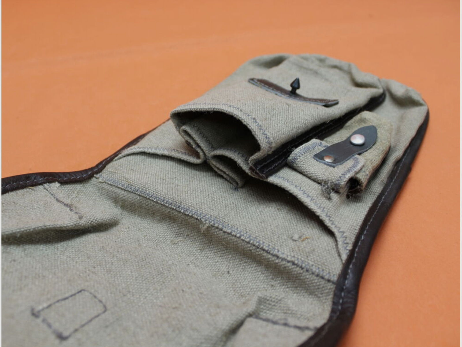 NVA SURPLUS	 Kalashnikov AKM: Magazintasche DDR hellbeige für 3 Stück 30-Schuss Magazine (Exportfertigung). (SURPLUS neuwertig/ geringe Lagerspuren)
