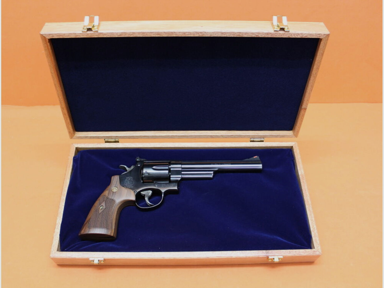 Smith & Wesson/S&W	 Revolver .44RemMagnum Smith&Wesson/ S&W29-10 brüniert, 6,5" Lauf/ Mikrometervisier/ Holzgriffschalen