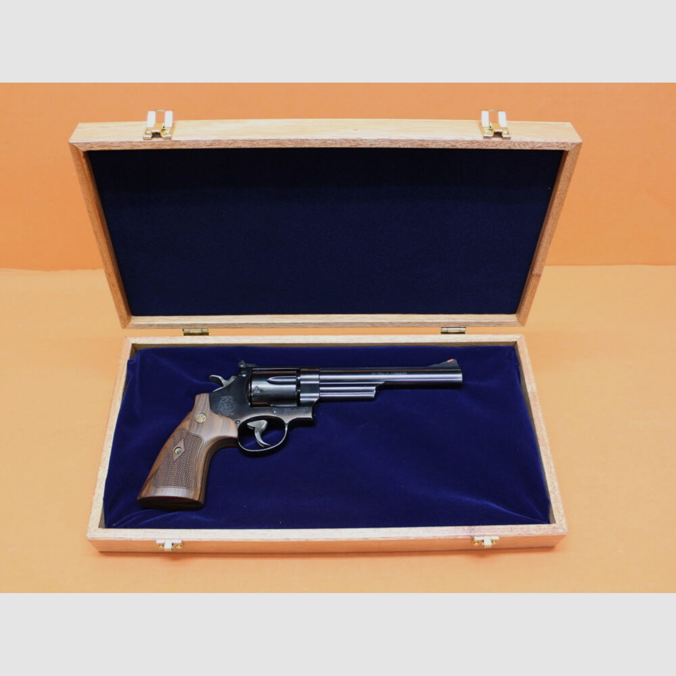 Smith & Wesson/S&W	 Revolver .44RemMagnum Smith&Wesson/ S&W29-10 brüniert, 6,5" Lauf/ Mikrometervisier/ Holzgriffschalen