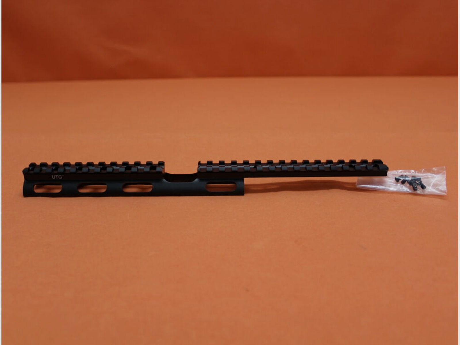 UTG - Leapers	 Ruger 10/22: Tactical Scout Rail UTG (MNT-R22SS26) Alu Black/ Picatinnyprofil-Montageschiene BL=298mm