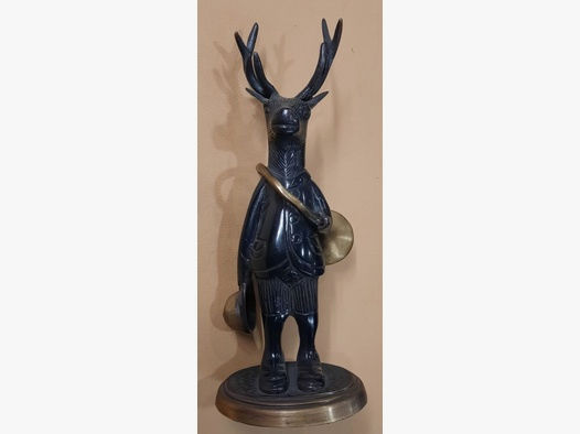 Hirschfigur mit Jagdhorn	 Bronzefigur
