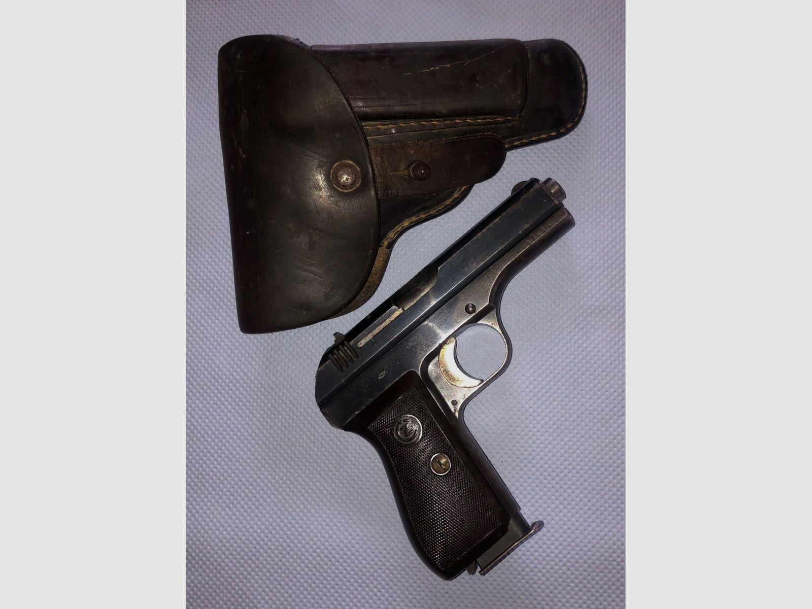Pistole Modell 27 Kal. 7,65 Browning, Böhmische Waffenfabrik A.G. mit Originaltasche und Ersatzmagazin