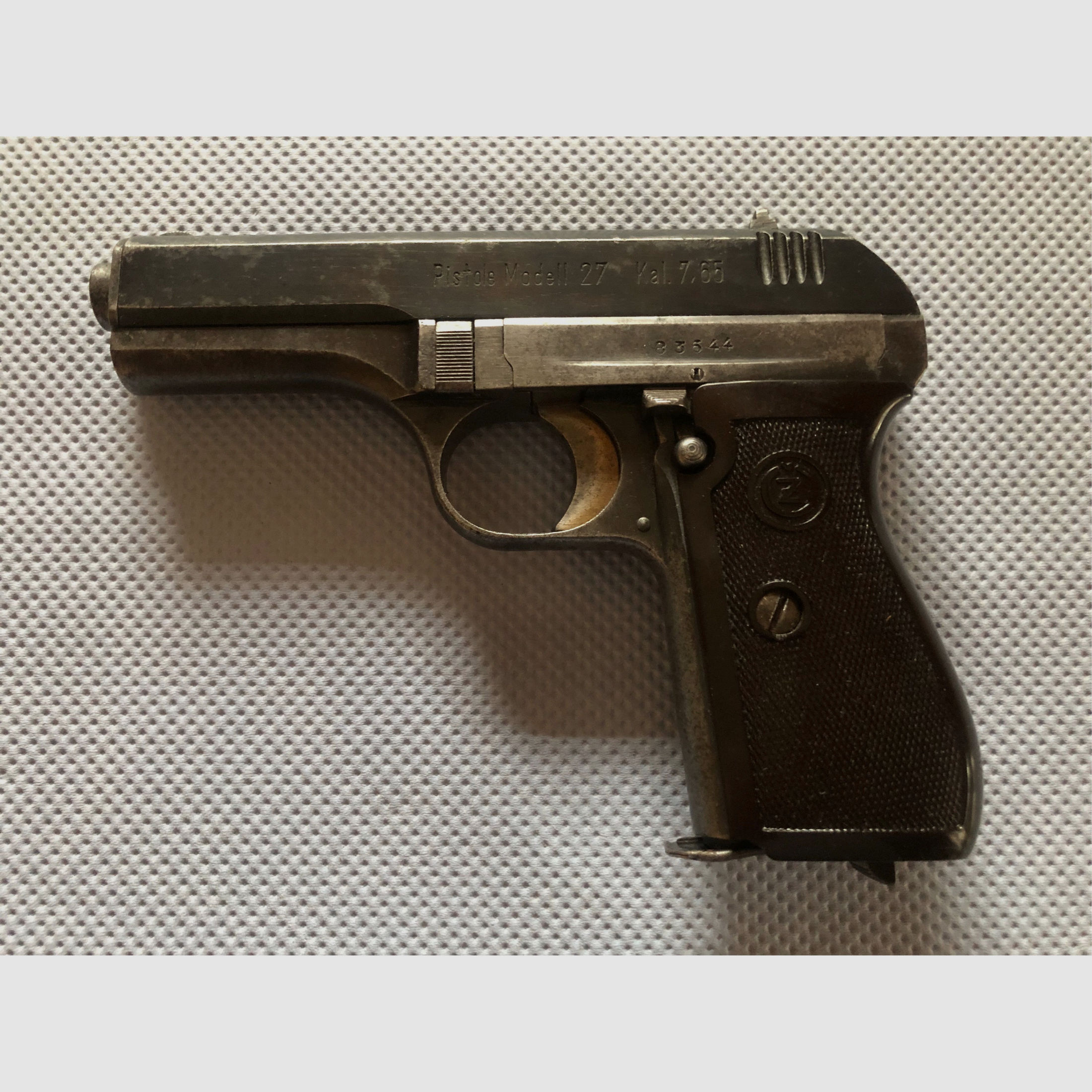 Pistole Modell 27 Kal. 7,65 Browning, Böhmische Waffenfabrik A.G. mit Originaltasche und Ersatzmagazin