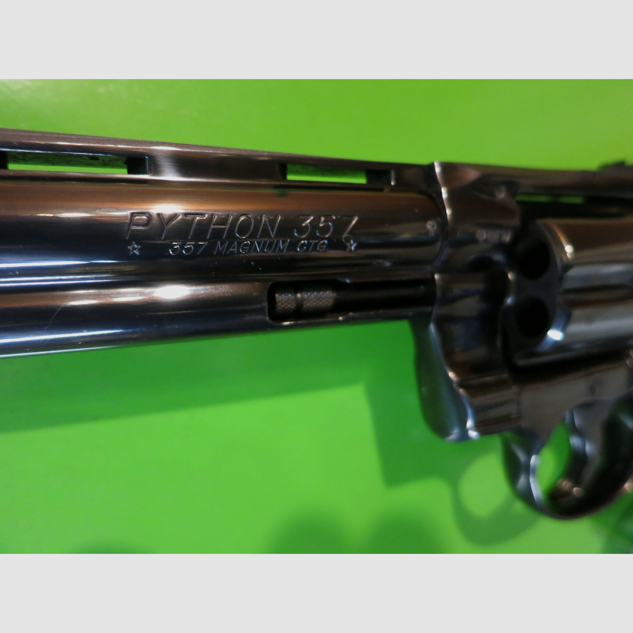 1991 COLT PYTHON, Royal Blue, .357 Magnum, 6" Lauf, Pachmayr-Griff   #19