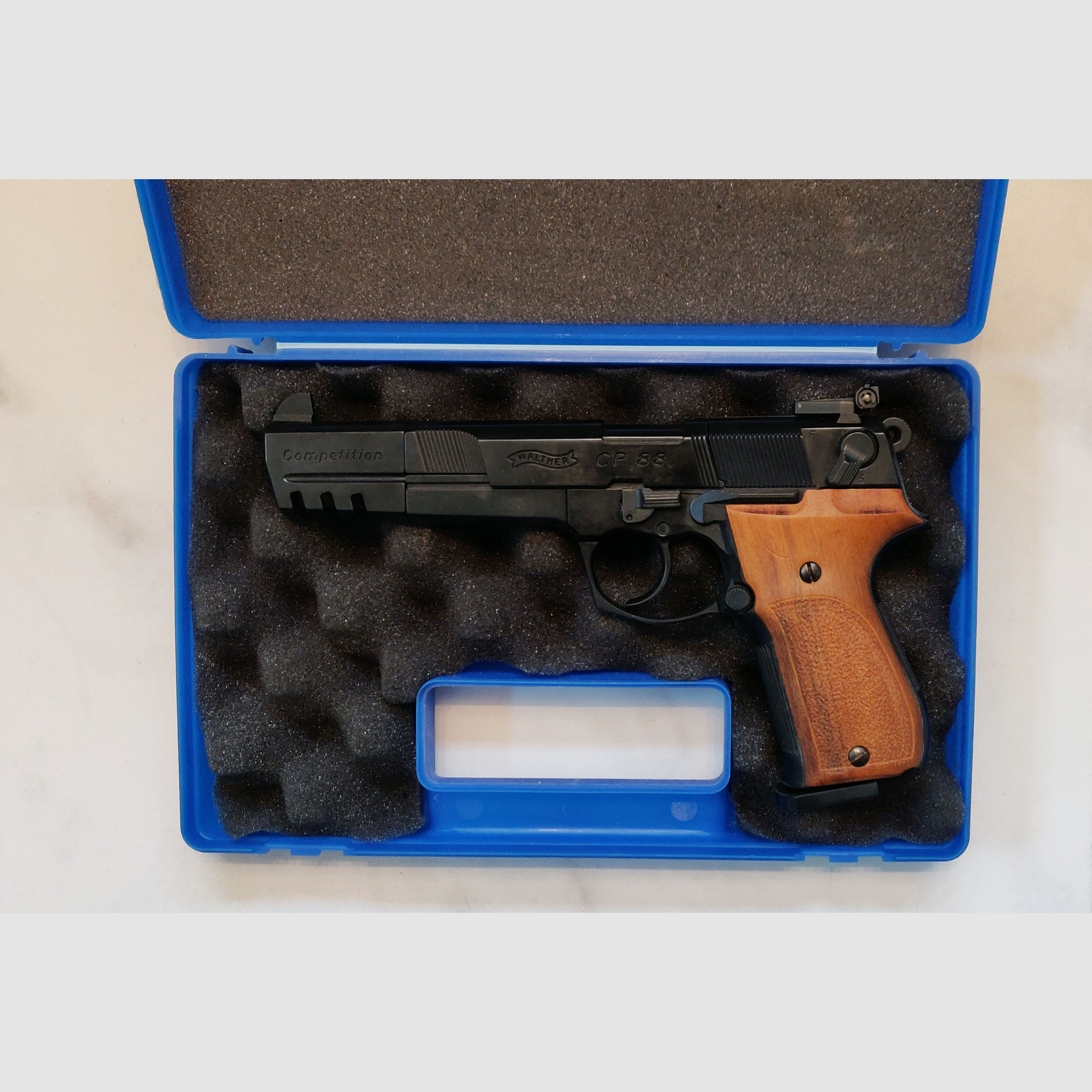 Walther CP 88, 6", cal 4,5 (.177); brüniert / Holzgriffschalen