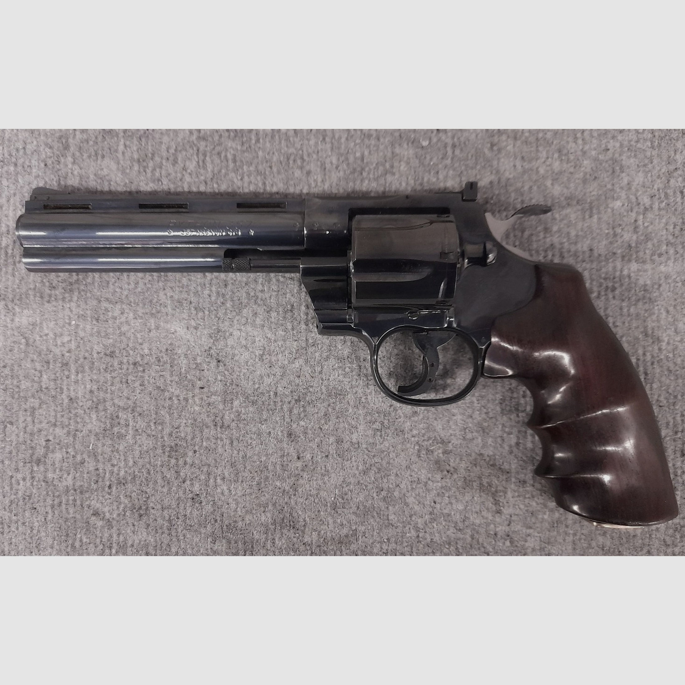 Colt Python schwarz Revolver 357Mag - Klassiker mit Sondergriffschalen