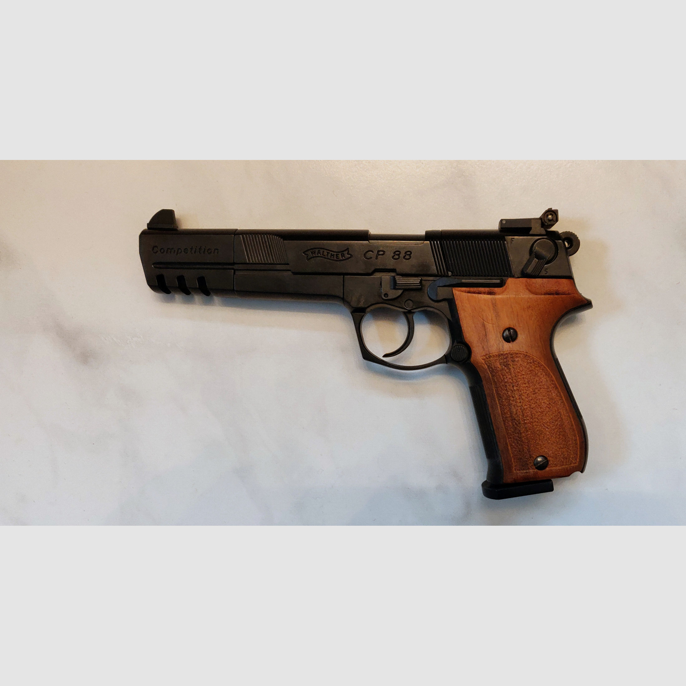 Walther CP 88, 6", cal 4,5 (.177); brüniert / Holzgriffschalen