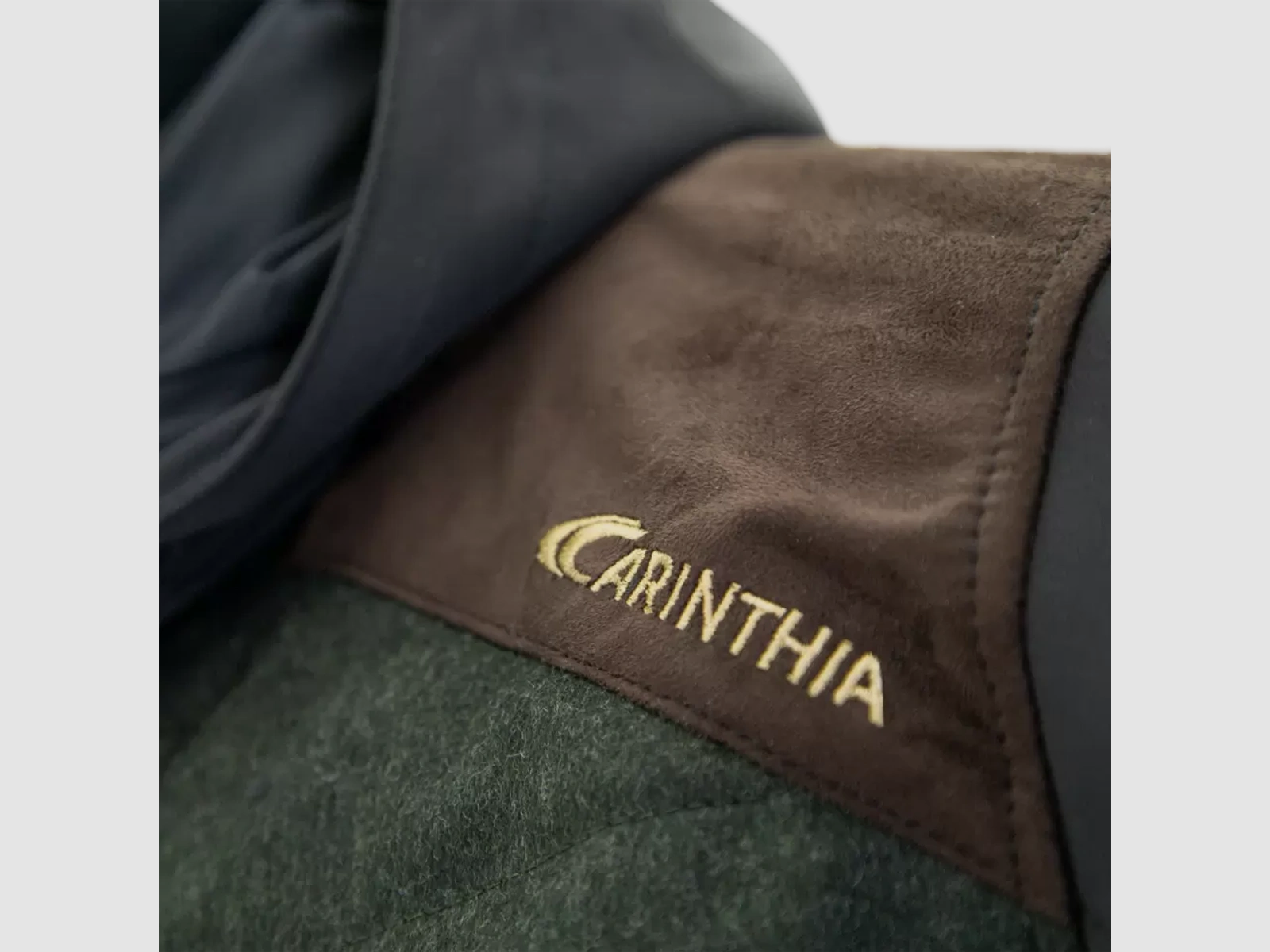 Carinthia ISLG - die perfekte Jacke für Jäger. Gefertigt mit hochwertigem Südtiroler Strichloden. In oliv oder grau , S - XXL , NEUWARE