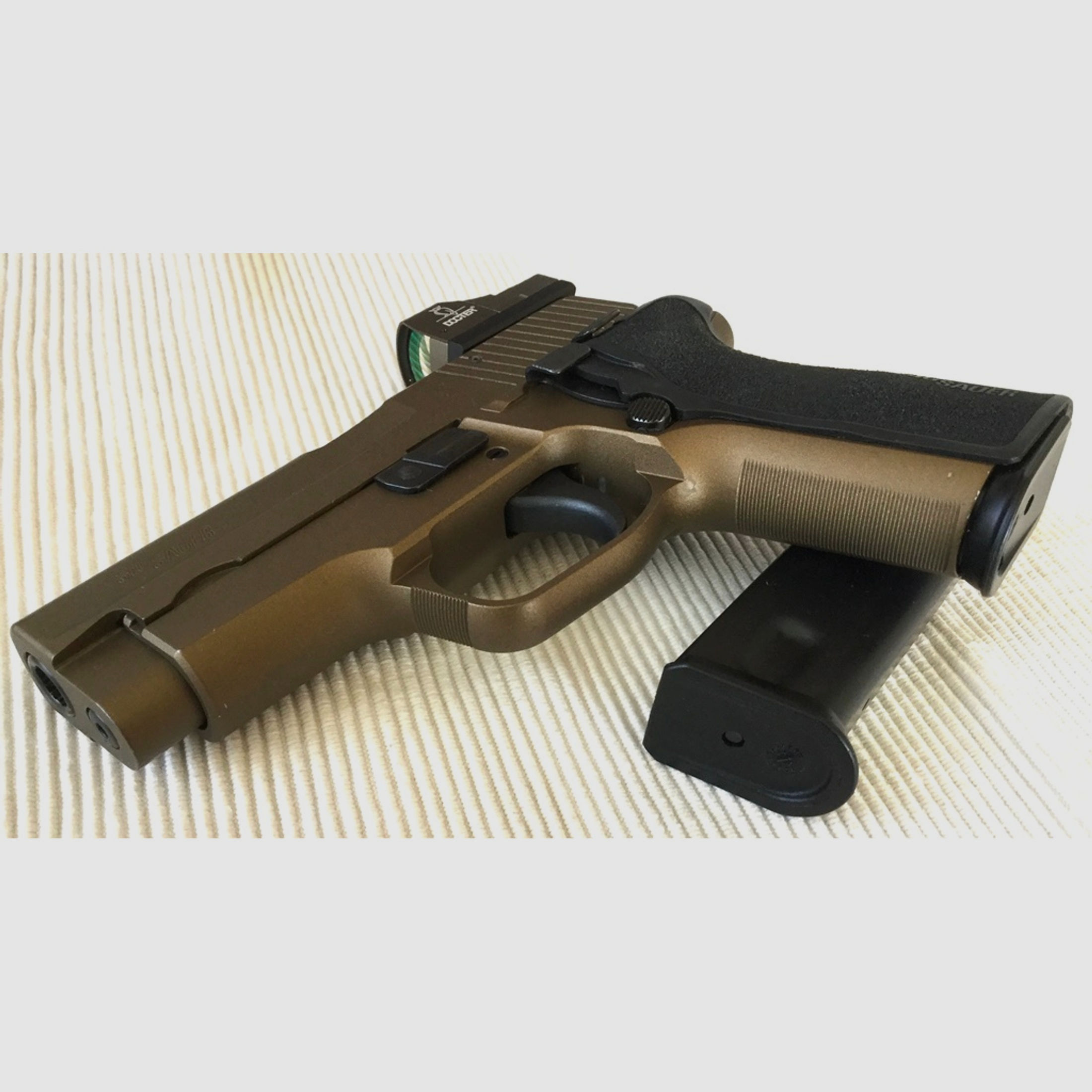 Ha.Pistole 9mmLuger SIG Sauer P228, "U.S. M11",  mit Docter Sight II