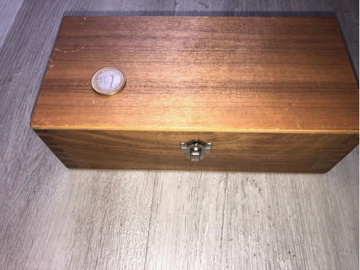 Holzbox für Schwarzpulver-Röhrchen 