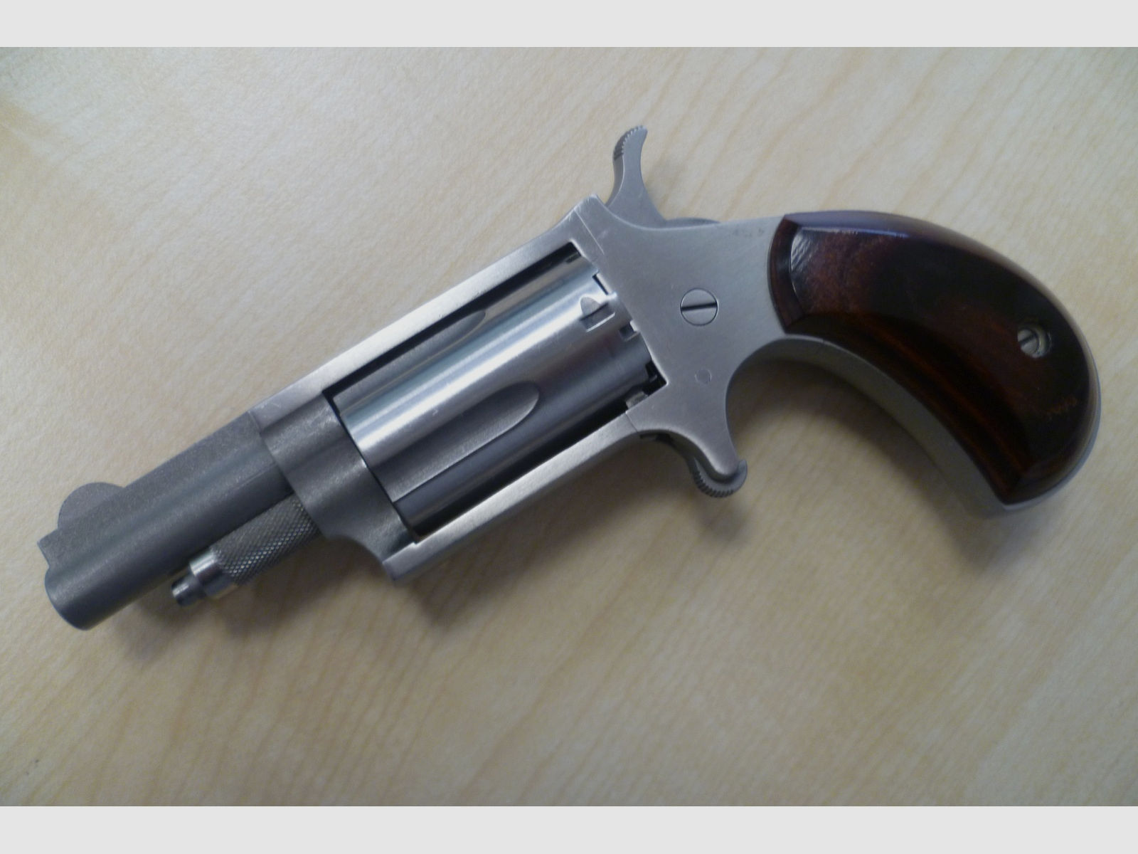 Mini-Revolver NAA North American Arms "Black Widow" .22 Magnum