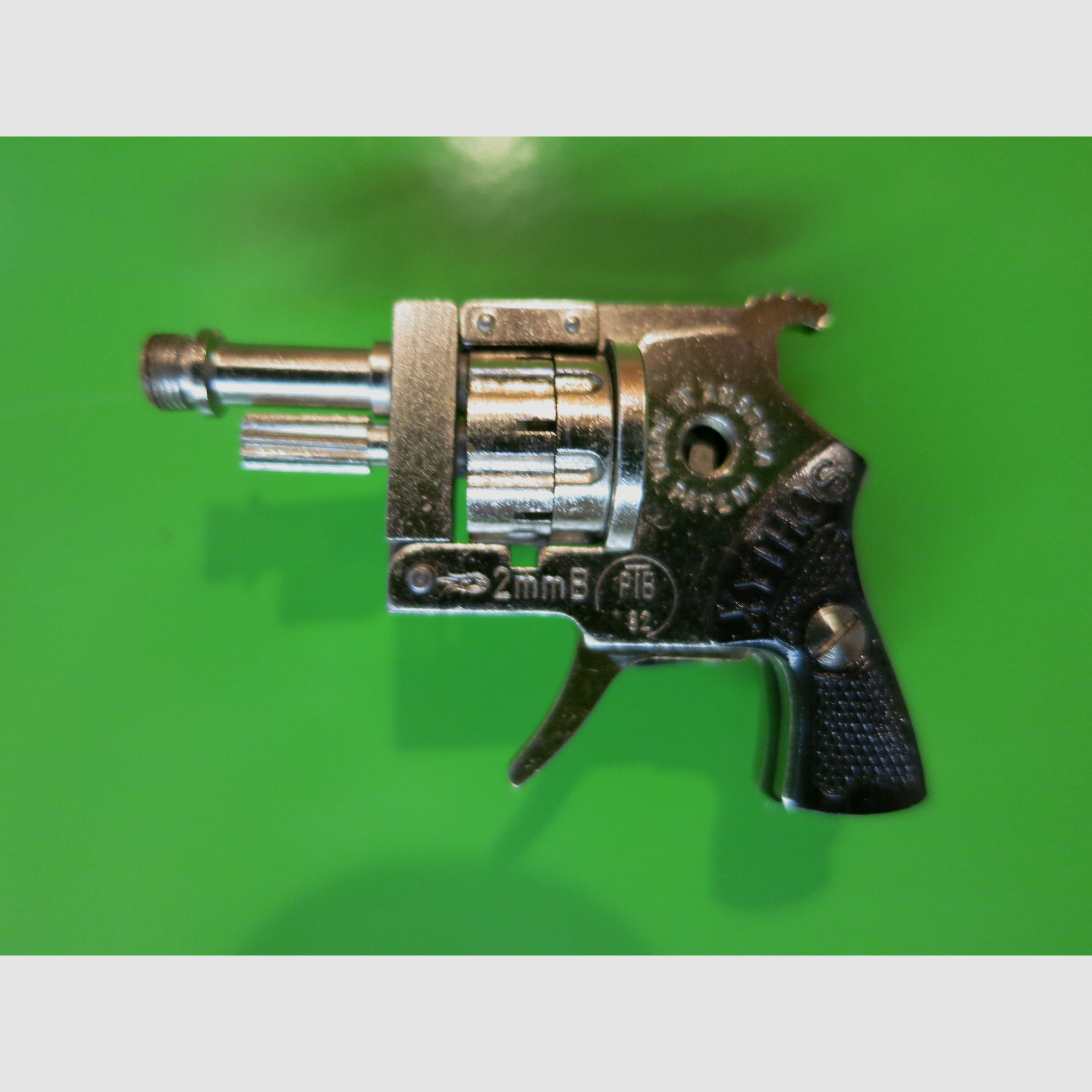 Xythos Automatic Revolver, Kaliber 2 mm Berloque, absolute Rarität, kleinster Revolver?       #99